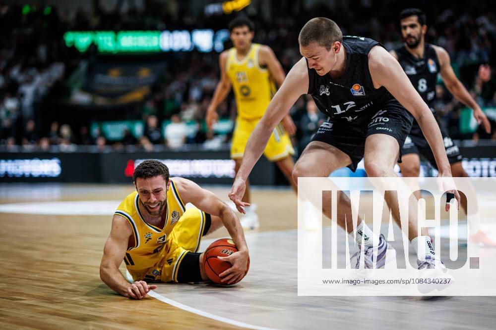 Jordan Ford (Alba Berlin) im Zweikampf mit Marten Linssen (Gladiators Trier), Aktion Action Vet Concept Gladiators Trier vs Alba Berlin, Basketball, easyCredit BBL, 5. Spieltag, Saison 2026 2027, 10.10.2026 Vet Concept Gladiators Trier vs Alba Berlin, Basketball, easyCredit BBL, 5. Spieltag, Saison 2026 2027