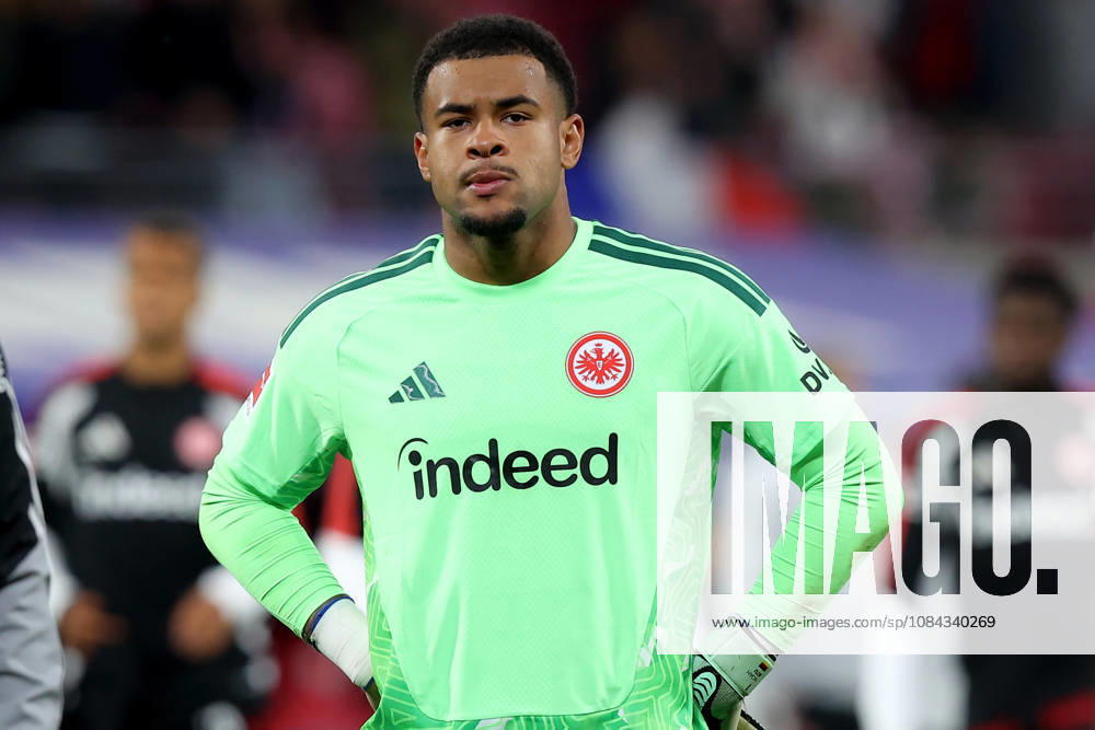 Fussball 1.Bundesliga, RB Leipzig - Eintracht Frankfurt v.l. Noah Atubolu (Eintracht Frankfurt) Enttäuscht, traurig, frustriert, ratlos, Leipzig
