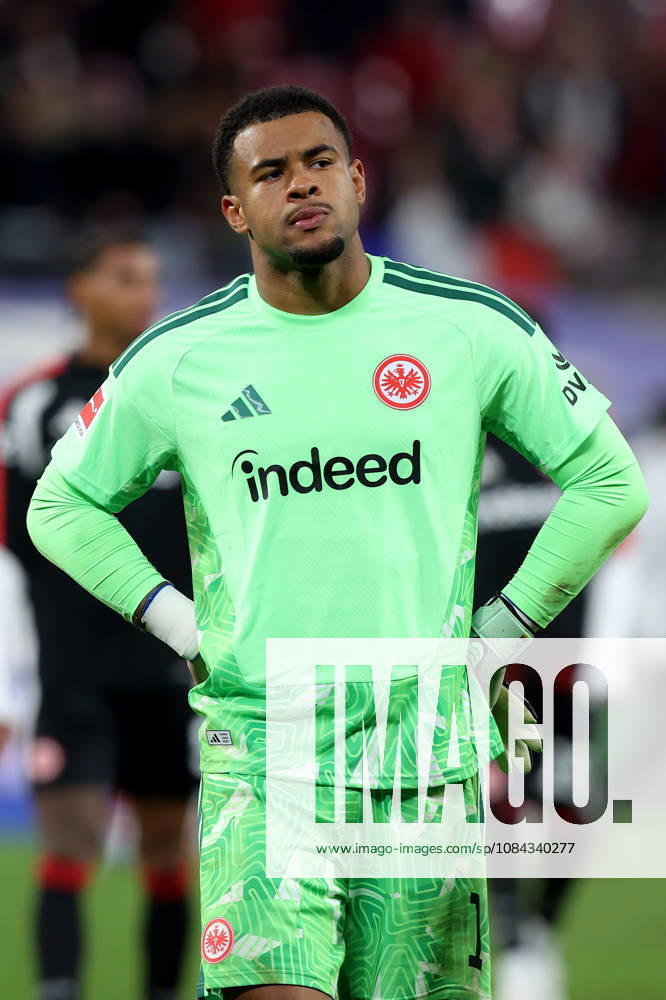 Fussball 1.Bundesliga, RB Leipzig - Eintracht Frankfurt v.l. Noah Atubolu (Eintracht Frankfurt) Enttäuscht, traurig, frustriert, ratlos, Leipzig