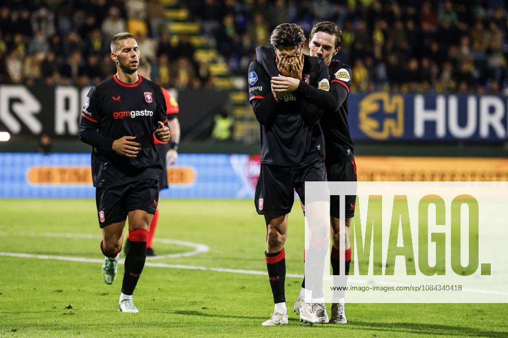 SITTARD - Robin Pröpper of FC Twente (m) receives congratulations from Daan Rots of FC Twente (r) after scoring the 1-1 equalizer during the Dutch Eredivisie match between Fortuna Sittard and FC Twente at the Fortuna Sittard stadium on October 10, 2026 in Sittard, the Netherlands. IRIS VAN DEN BROEK ANP Eredivisie 2026 27 ANPxSportx IVx 572053718 originalFilename: 572053718