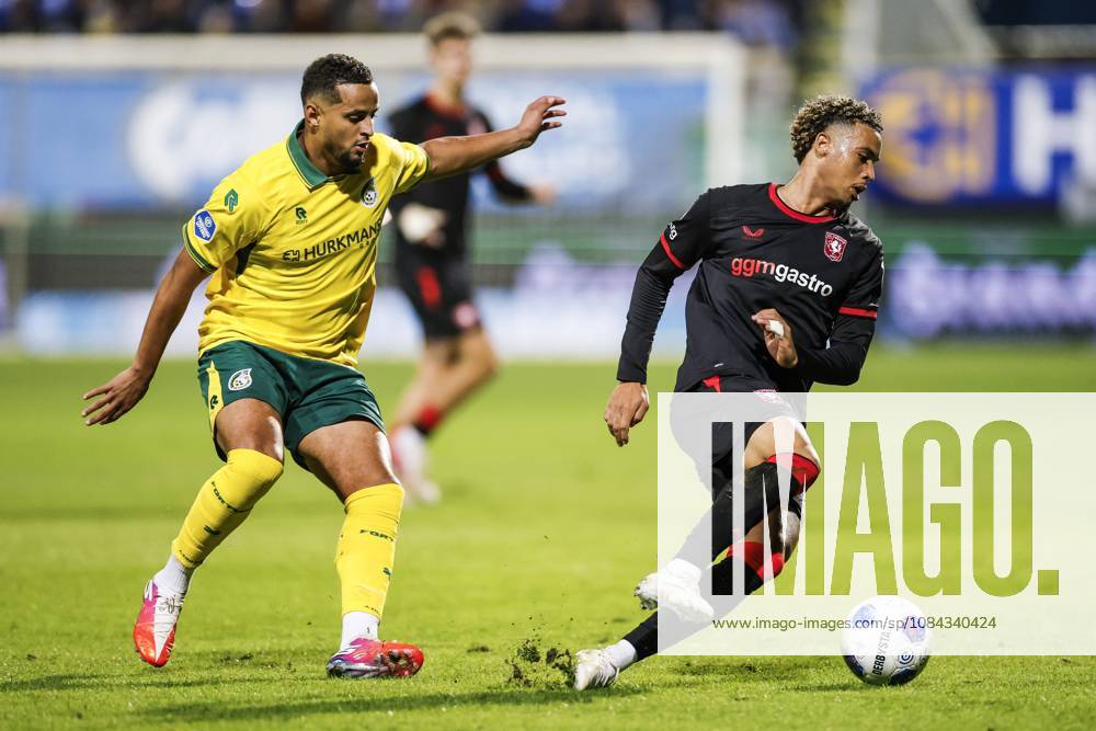 SITTARD - Mohamed Ihattaren of Fortuna Sittard, Daouda Weidmann of FC Twente (lr) during the Dutch Eredivisie match between Fortuna Sittard and FC Twente at the Fortuna Sittard stadium on 10 October 2026 in Sittard, the Netherlands. IRIS VAN DEN BROEK ANP Eredivisie 2026 27 ANPxSportx IVx 572053901 originalFilename: 572053901