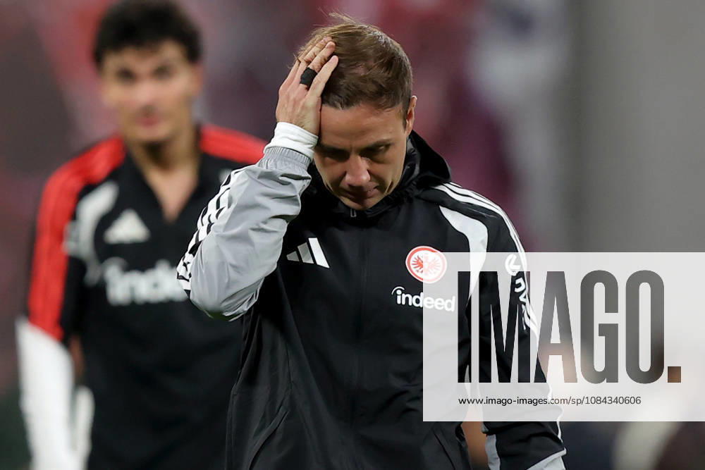 Fussball 1.Bundesliga, RB Leipzig - Eintracht Frankfurt v.l. Mario Götze Goetze (Eintracht Frankfurt) Enttäuscht, traurig, frustriert, ratlos, Leipzig