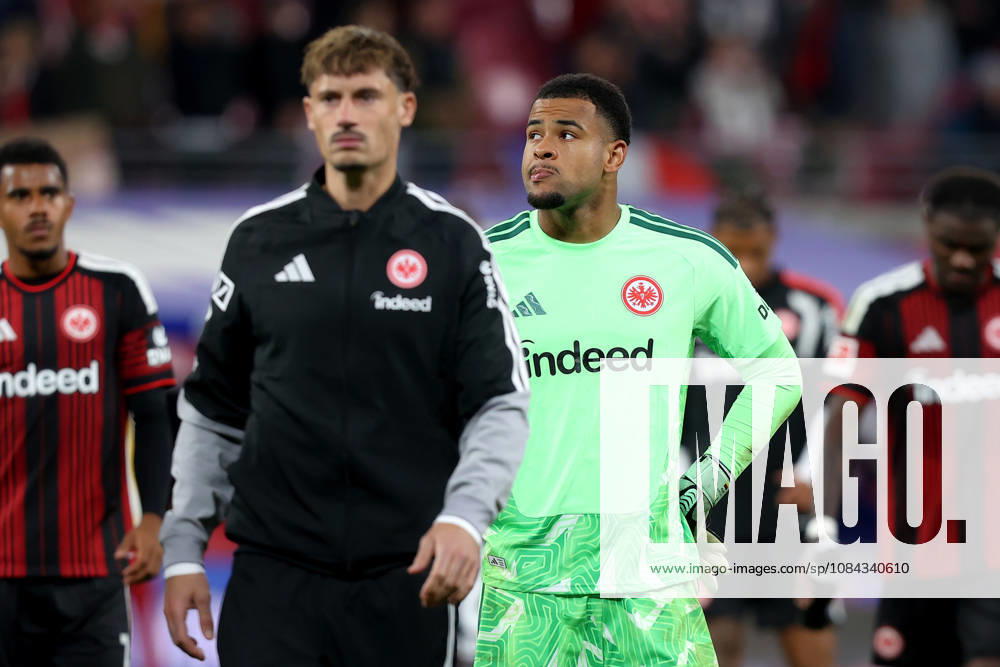 Fussball 1.Bundesliga, RB Leipzig - Eintracht Frankfurt v.l. Noah Atubolu (Eintracht Frankfurt) Enttäuscht, traurig, frustriert, ratlos, Leipzig