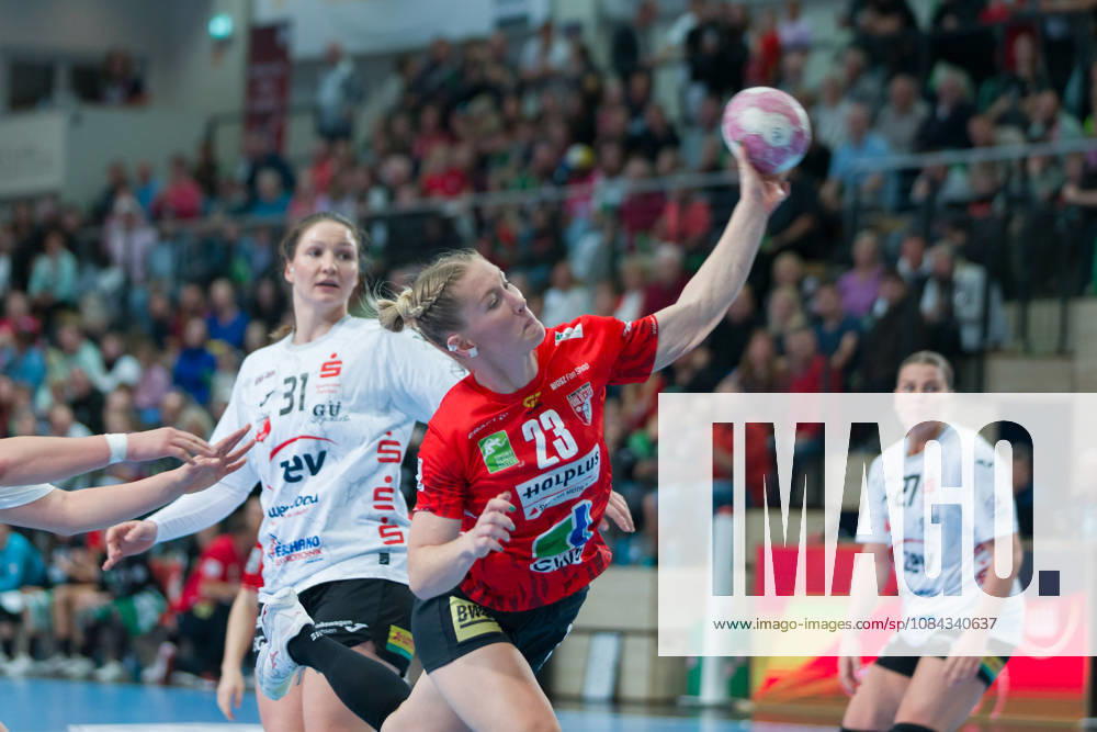 Victoria Hasselbusch (Zwickau, 31), Marie Polakova (Halle, 23), SV Union Halle-Neustadt vs. BSV Sachsen Zwickau, Handball Bundesliga Frauen, 1. Bundesliga 5. Spieltag Saison 2026 27, 10.10.2026 Halle SWH Arena Sachsen-Anhalt Deutschland