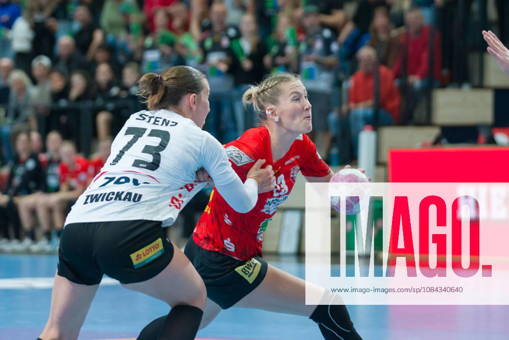 Zoe Stens (Zwickau, 73), Marie Polakova (Halle, 23), SV Union Halle-Neustadt vs. BSV Sachsen Zwickau, Handball Bundesliga Frauen, 1. Bundesliga 5. Spieltag Saison 2026 27, 10.10.2026 Halle SWH Arena Sachsen-Anhalt Deutschland