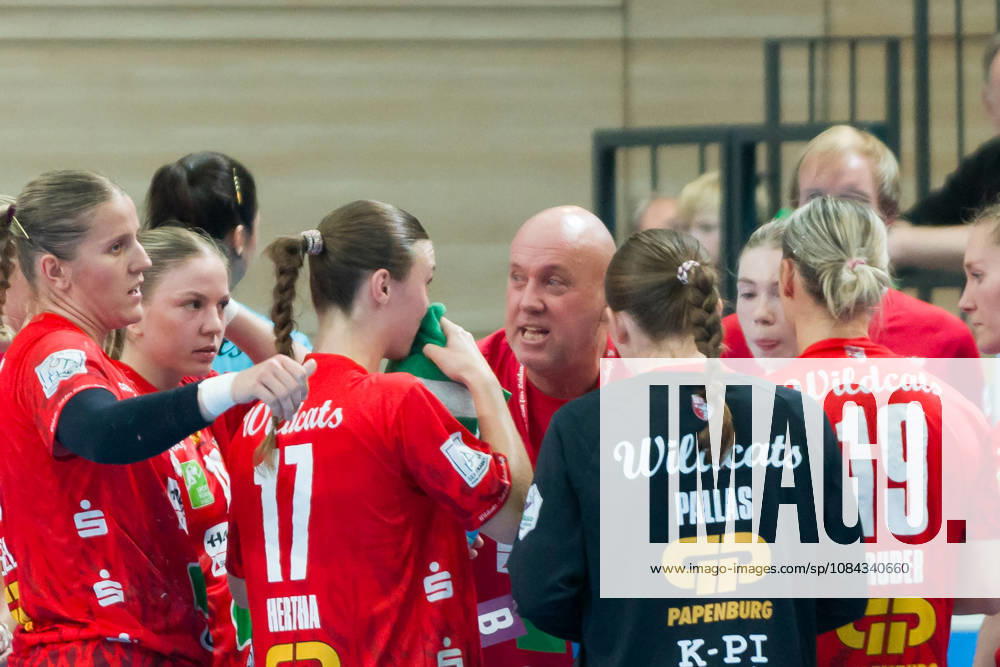 Trainer Pether Krautmeyer (Halle), Auszeit, SV Union Halle-Neustadt vs. BSV Sachsen Zwickau, Handball Bundesliga Frauen, 1. Bundesliga 5. Spieltag Saison 2026 27, 10.10.2026 Halle SWH Arena Sachsen-Anhalt Deutschland