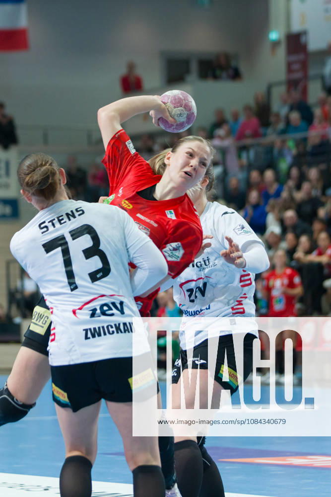 Zoe Stens (Zwickau, 73), Viktoria Marksteiner (Halle, 10), Victoria Hasselbusch (Zwickau, 31), SV Union Halle-Neustadt vs. BSV Sachsen Zwickau, Handball Bundesliga Frauen, 1. Bundesliga 5. Spieltag Saison 2026 27, 10.10.2026 Halle SWH Arena Sachsen-Anhalt Deutschland