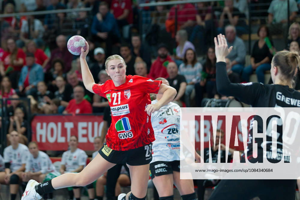 Lynn Holtmann (Halle, 27), Torhüterin Katja Grewe (Zwickau, 20), SV Union Halle-Neustadt vs. BSV Sachsen Zwickau, Handball Bundesliga Frauen, 1. Bundesliga 5. Spieltag Saison 2026 27, 10.10.2026 Halle SWH Arena Sachsen-Anhalt Deutschland