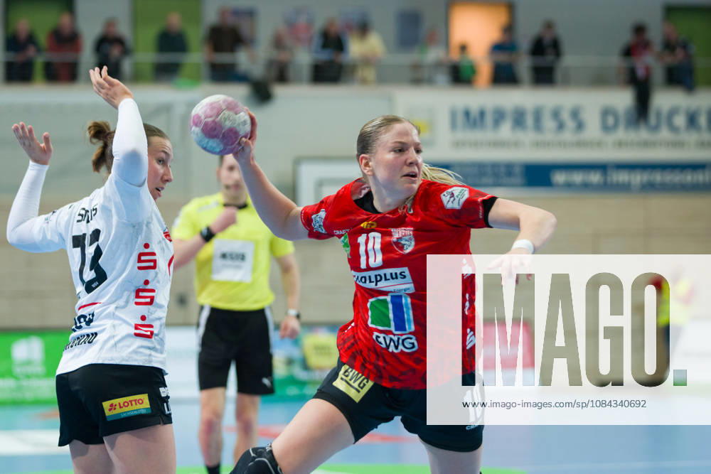 Zoe Stens (Zwickau, 73), Viktoria Marksteiner (Halle, 10), SV Union Halle-Neustadt vs. BSV Sachsen Zwickau, Handball Bundesliga Frauen, 1. Bundesliga 5. Spieltag Saison 2026 27, 10.10.2026 Halle SWH Arena Sachsen-Anhalt Deutschland