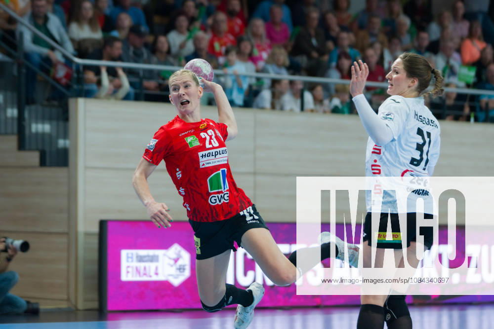 Marie Polakova (Halle, 23), Victoria Hasselbusch (Zwickau, 31), SV Union Halle-Neustadt vs. BSV Sachsen Zwickau, Handball Bundesliga Frauen, 1. Bundesliga 5. Spieltag Saison 2026 27, 10.10.2026 Halle SWH Arena Sachsen-Anhalt Deutschland