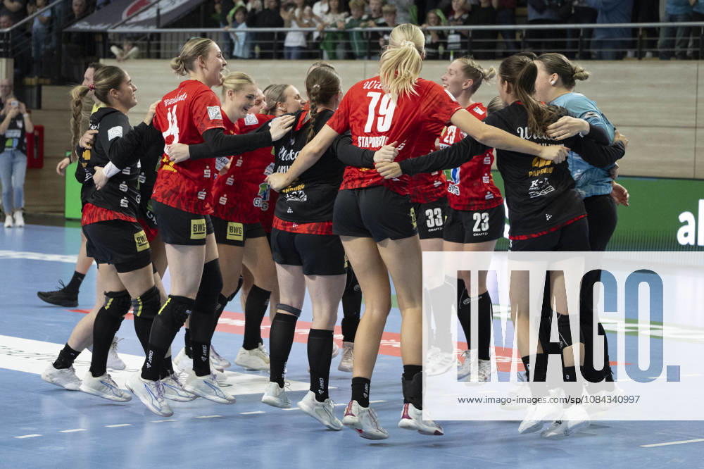 Alsco Handball Bundesliga Frauen, Saison 2026 2027 SV Union Halle-Neustadt vs.BSV Sachsen Zwickau Halle, Deutschland 09.September 2026: Im Bild:Die Mannschaft von Halle jubelt nach ihren Sieg ueber Zwickau Schlussjubel, Schlußjubel, Emotion, Freude, Halle Saale SWH Arena Sachsen-Anhalt Deutschland