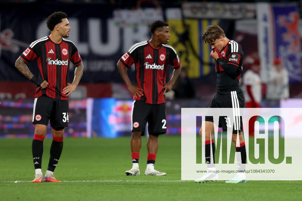 Fussball 1.Bundesliga, RB Leipzig - Eintracht Frankfurt v.l. Nnamdi Collins (Eintracht Frankfurt) Raphael Onyedika (Eintracht Frankfurt) Love Arrhov (Eintracht Frankfurt) Enttäuscht, traurig, frustriert, ratlos, Leipzig