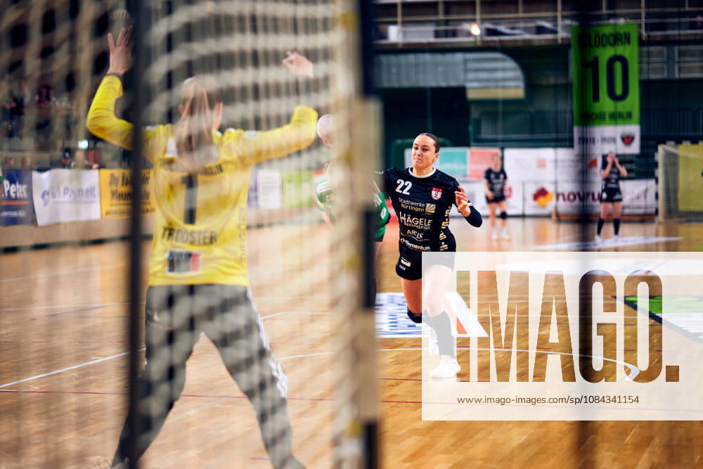 DANIQUE TROOSTER (Fuechse Berlin, 01), Maxime Luber (SG Nuertingen-Zizishausen, 22), GER, 2. Handball - Bundesliga Frauen, Fuechse Berlin vs. SG Nuertingen-Zizishausen, Saison 2026 27, 5. Spieltag, 10.10.2026 GER, 2. Handball - Bundesliga Frauen, Fuechse Berlin vs. SG Nuertingen-Zizishausen, Saison 2026 27, 5. Spieltag, 10.10.2026 Berlin