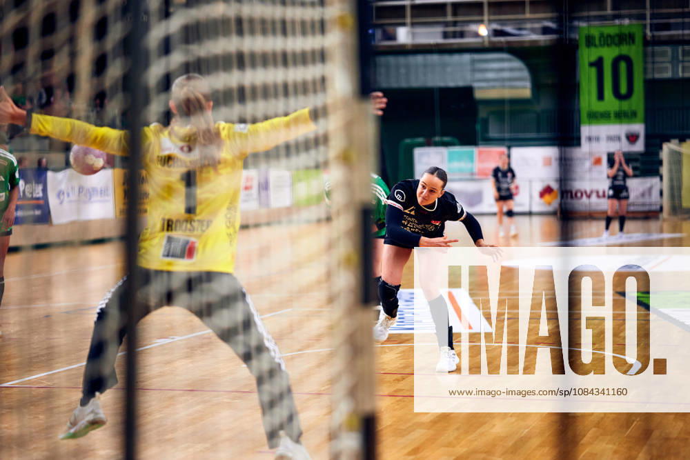 DANIQUE TROOSTER (Fuechse Berlin, 01), Maxime Luber (SG Nuertingen-Zizishausen, 22), GER, 2. Handball - Bundesliga Frauen, Fuechse Berlin vs. SG Nuertingen-Zizishausen, Saison 2026 27, 5. Spieltag, 10.10.2026 GER, 2. Handball - Bundesliga Frauen, Fuechse Berlin vs. SG Nuertingen-Zizishausen, Saison 2026 27, 5. Spieltag, 10.10.2026 Berlin