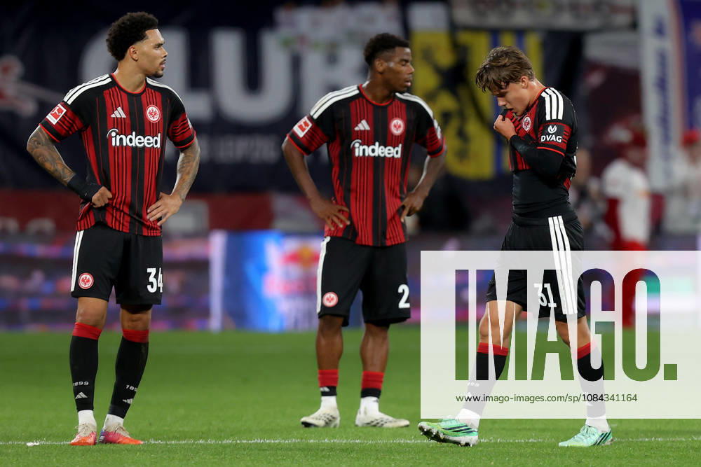 Fussball 1.Bundesliga, RB Leipzig - Eintracht Frankfurt v.l. Nnamdi Collins (Eintracht Frankfurt) Raphael Onyedika (Eintracht Frankfurt) Love Arrhov (Eintracht Frankfurt) Enttäuscht, traurig, frustriert, ratlos, Leipzig