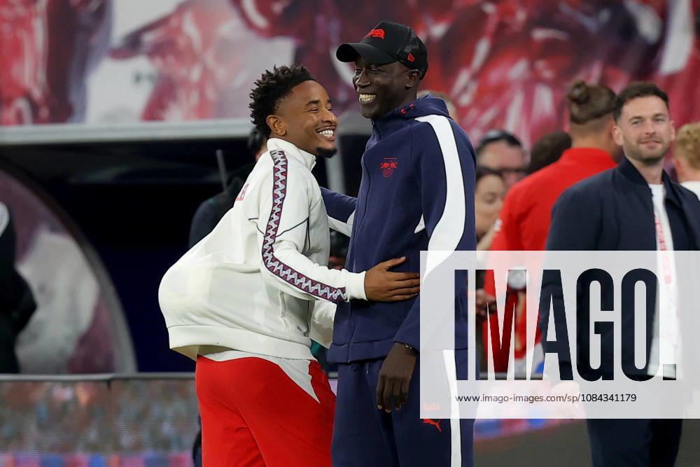 Fussball 1.Bundesliga, RB Leipzig - Eintracht Frankfurt v.l. Christopher Nkunku (RB Leipzig) hat den Spielball mitgenommen Teammanager Babacar N Diaye Leipzig