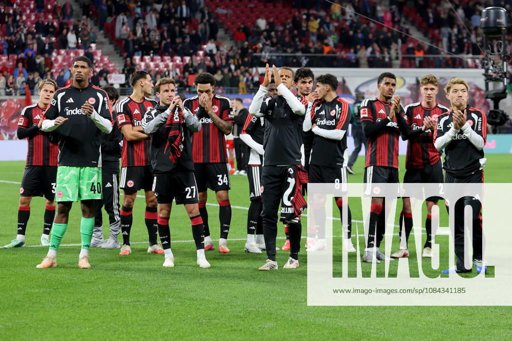 Fussball 1.Bundesliga, RB Leipzig - Eintracht Frankfurt v.l. Die Spieler bedanken sich bei den Fans Leipzig