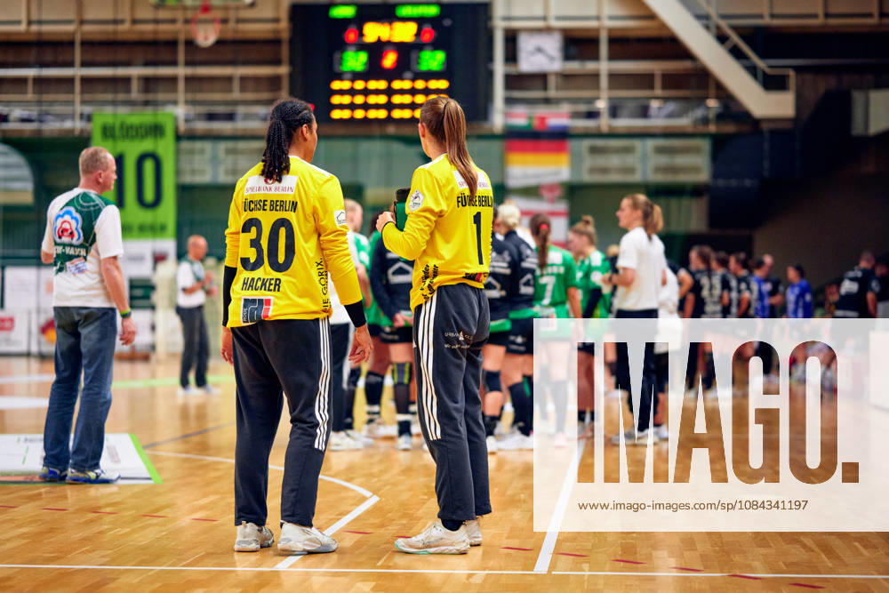 MERCY HACKER (Fuechse Berlin, 30), DANIQUE TROOSTER (Fuechse Berlin, 01), GER, 2. Handball - Bundesliga Frauen, Fuechse Berlin vs. SG Nuertingen-Zizishausen, Saison 2026 27, 5. Spieltag, 10.10.2026 GER, 2. Handball - Bundesliga Frauen, Fuechse Berlin vs. SG Nuertingen-Zizishausen, Saison 2026 27, 5. Spieltag, 10.10.2026 Berlin