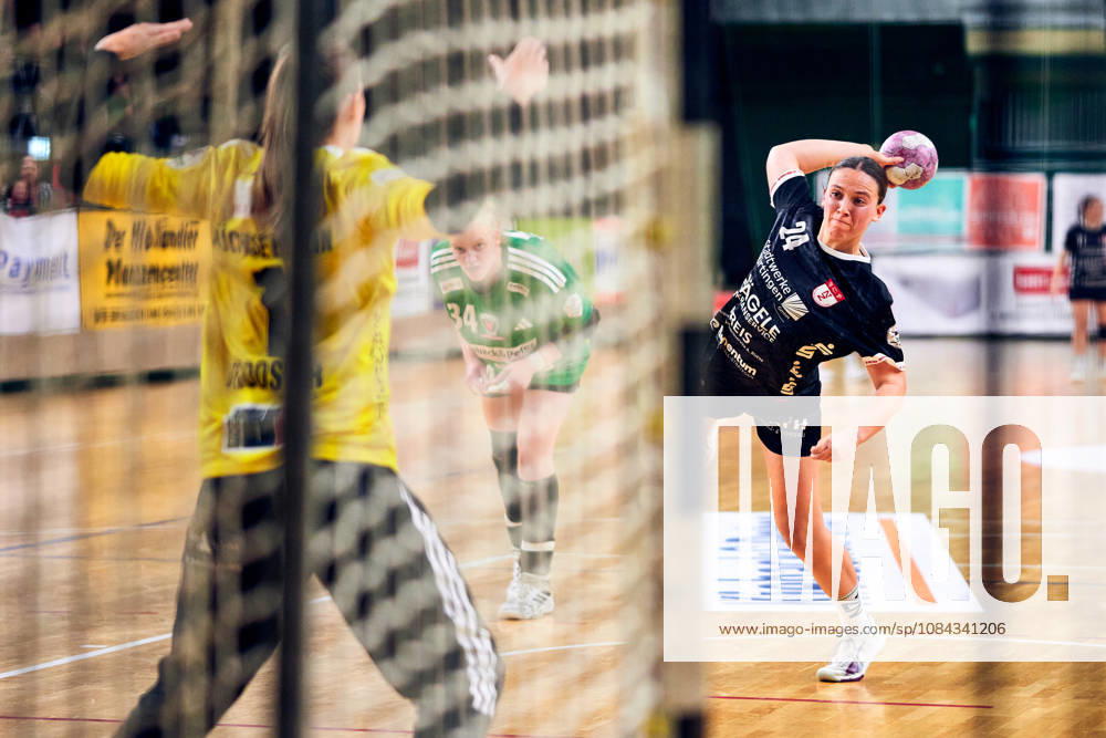 DANIQUE TROOSTER (Fuechse Berlin, 01), Lisa Fuchs (SG Nuertingen-Zizishausen, 24), GER, 2. Handball - Bundesliga Frauen, Fuechse Berlin vs. SG Nuertingen-Zizishausen, Saison 2026 27, 5. Spieltag, 10.10.2026 GER, 2. Handball - Bundesliga Frauen, Fuechse Berlin vs. SG Nuertingen-Zizishausen, Saison 2026 27, 5. Spieltag, 10.10.2026 Berlin