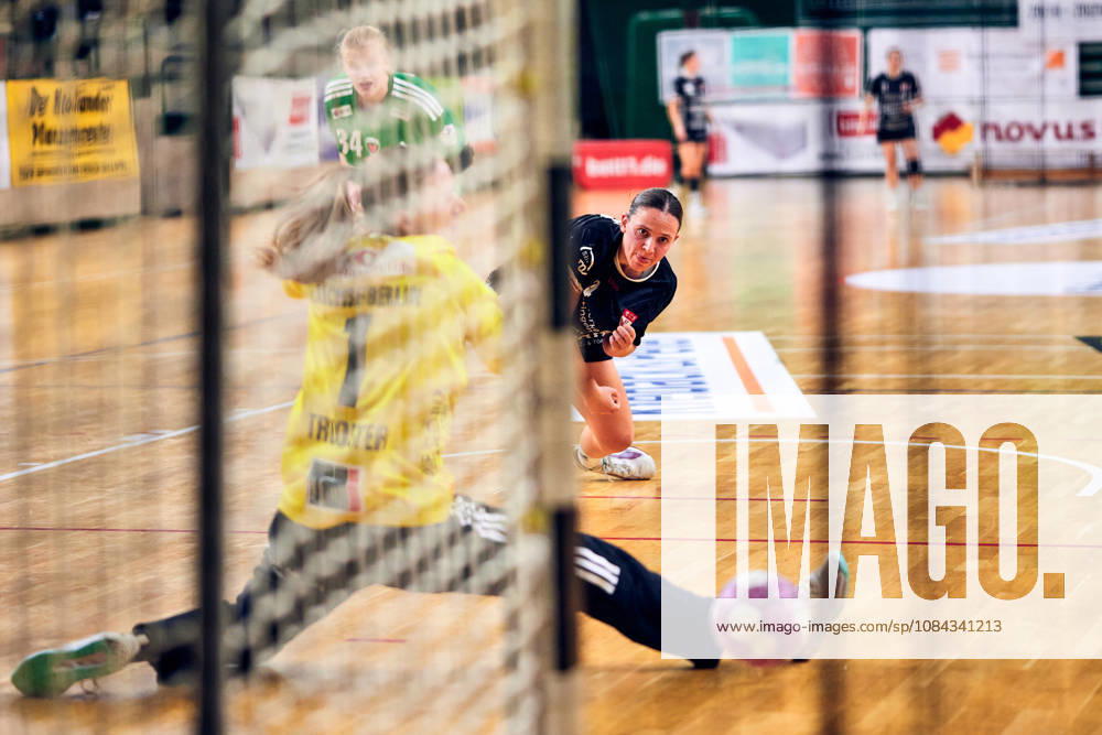 DANIQUE TROOSTER (Fuechse Berlin, 01), Lisa Fuchs (SG Nuertingen-Zizishausen, 24), GER, 2. Handball - Bundesliga Frauen, Fuechse Berlin vs. SG Nuertingen-Zizishausen, Saison 2026 27, 5. Spieltag, 10.10.2026 GER, 2. Handball - Bundesliga Frauen, Fuechse Berlin vs. SG Nuertingen-Zizishausen, Saison 2026 27, 5. Spieltag, 10.10.2026 Berlin