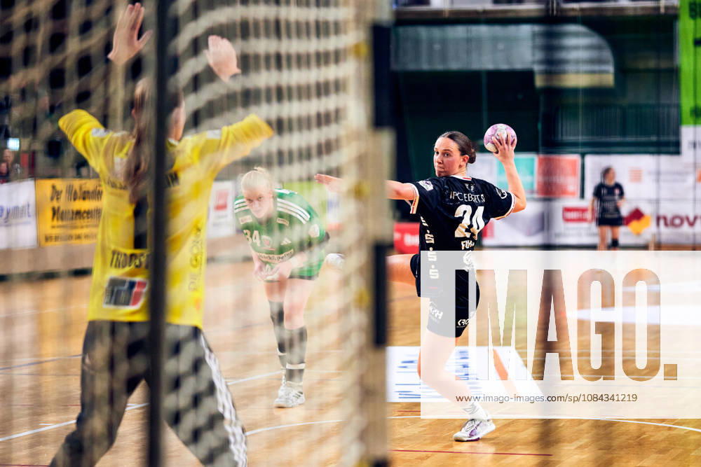 DANIQUE TROOSTER (Fuechse Berlin, 01), Lisa Fuchs (SG Nuertingen-Zizishausen, 24), GER, 2. Handball - Bundesliga Frauen, Fuechse Berlin vs. SG Nuertingen-Zizishausen, Saison 2026 27, 5. Spieltag, 10.10.2026 GER, 2. Handball - Bundesliga Frauen, Fuechse Berlin vs. SG Nuertingen-Zizishausen, Saison 2026 27, 5. Spieltag, 10.10.2026 Berlin