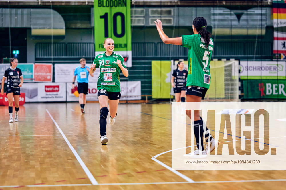 ALISSA KATARINA WERLE (Fuechse Berlin, 66), jubelt, freut sich, NAOMI CONZE (Fuechse Berlin, 05), GER, 2. Handball - Bundesliga Frauen, Fuechse Berlin vs. SG Nuertingen-Zizishausen, Saison 2026 27, 5. Spieltag, 10.10.2026 GER, 2. Handball - Bundesliga Frauen, Fuechse Berlin vs. SG Nuertingen-Zizishausen, Saison 2026 27, 5. Spieltag, 10.10.2026 Berlin