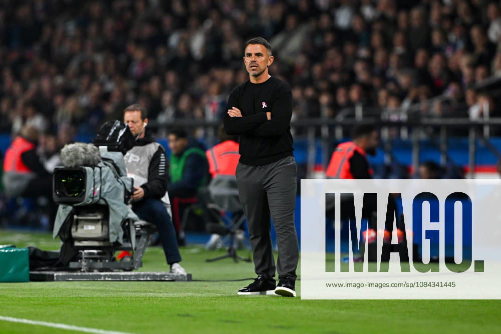 Paris Saint-Germain v Le Mans FC - Ligue 1 McDonald s 2026 2027 Patrick VIDEIRA coach of Le Mans FC pay tribute to Pink October using a pink ribbon during Ligue 1 McDonald s match between Paris and Le Mans at Parc des Princes on October 10, 2026 in Paris, France. Paris France