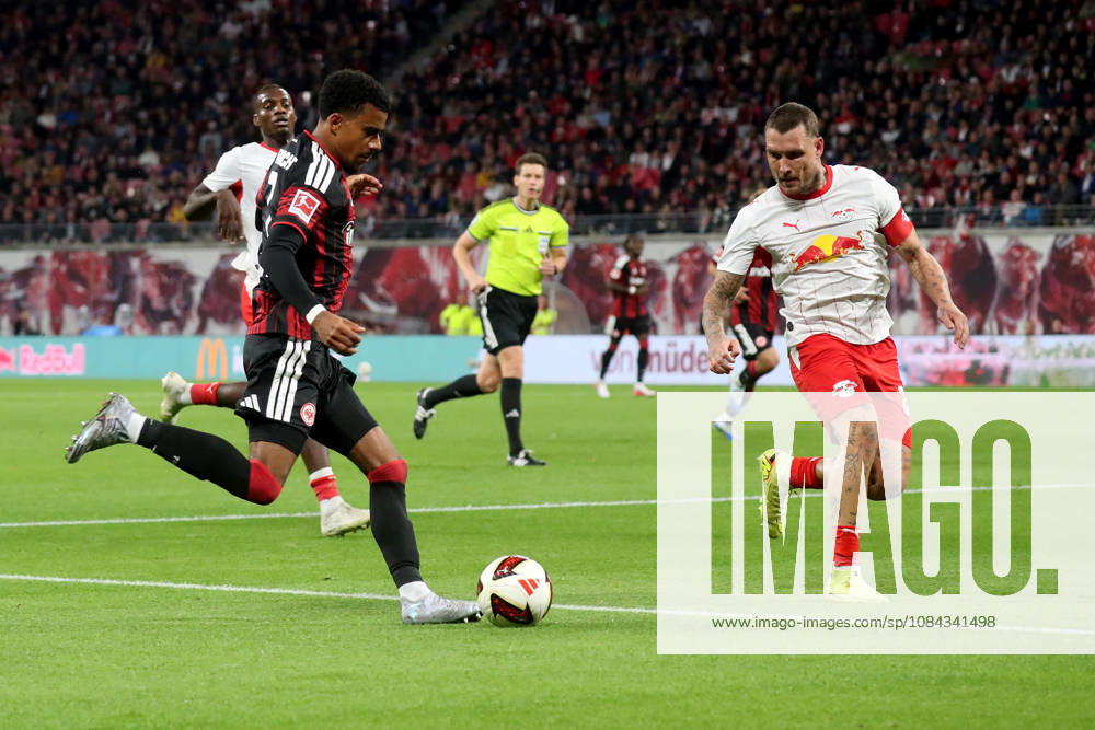 Fussball 1.Bundesliga, RB Leipzig - Eintracht Frankfurt v.l. Ansgar Knauff (Eintracht Frankfurt) David Raum (RB Leipzig) Zweikampf, Aktion, action, battle for the ball Leipzig