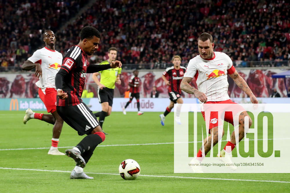 Fussball 1.Bundesliga, RB Leipzig - Eintracht Frankfurt v.l. Ansgar Knauff (Eintracht Frankfurt) David Raum (RB Leipzig) Zweikampf, Aktion, action, battle for the ball Leipzig