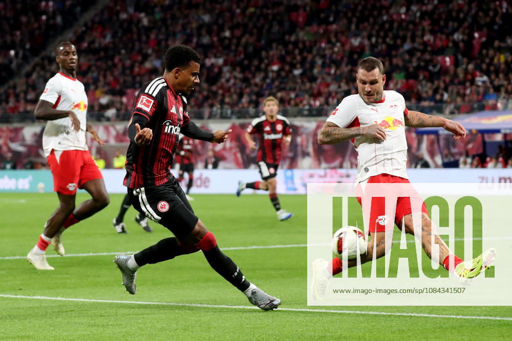 Fussball 1.Bundesliga, RB Leipzig - Eintracht Frankfurt v.l. Ansgar Knauff (Eintracht Frankfurt) David Raum (RB Leipzig) Zweikampf, Aktion, action, battle for the ball Leipzig