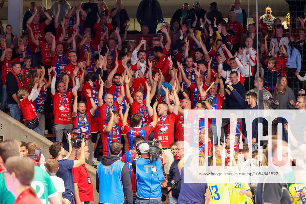 Deutschland, Göppingen, Handball Opel HBL Bundesliga, FRISCH AUF! Göppingen vs. SG BBM Bietigheim, Jubel Bietigheim, Fans, Zuschauer