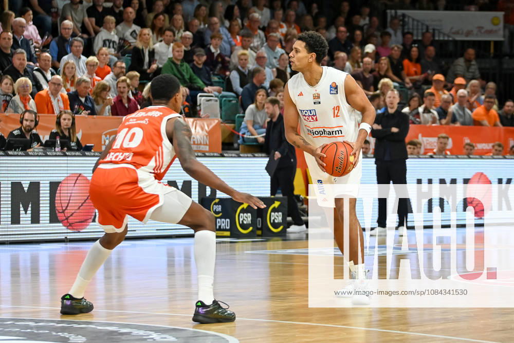Micael Rataj (ratiopharm Ulm, 12) am Ball gegen Justin Edler-Davies (RASTA Vechta, 10) RASTA Vechta vs. ratiopharm Ulm, easyCredit Basketball Bundesliga, 5. Spieltag, Saison 2026 2027, 10.10.2026, RASTA Vechta vs. ratiopharm Ulm, easyCredit Basketball Bundesliga, 5. Spieltag, Saison 2026 2027, 10.10.2026 Vechta