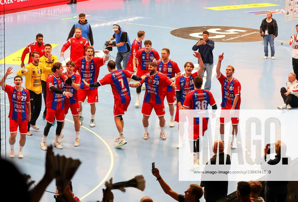 Deutschland, Göppingen, Handball Opel HBL Bundesliga, FRISCH AUF! Göppingen vs. SG BBM Bietigheim, Jubel Bietigheim, Fans, Zuschauer