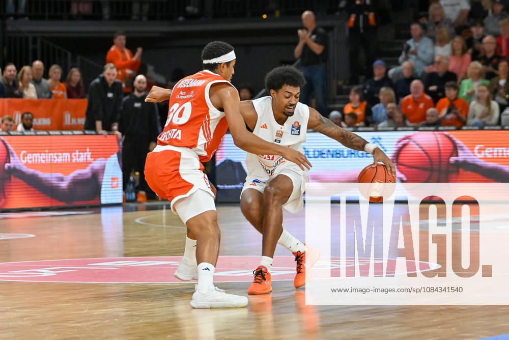 Ibi Watson (ratiopharm Ulm, 02) am Ball gegen Nelson Weidemann (RASTA Vechta, 30) RASTA Vechta vs. ratiopharm Ulm, easyCredit Basketball Bundesliga, 5. Spieltag, Saison 2026 2027, 10.10.2026, RASTA Vechta vs. ratiopharm Ulm, easyCredit Basketball Bundesliga, 5. Spieltag, Saison 2026 2027, 10.10.2026 Vechta