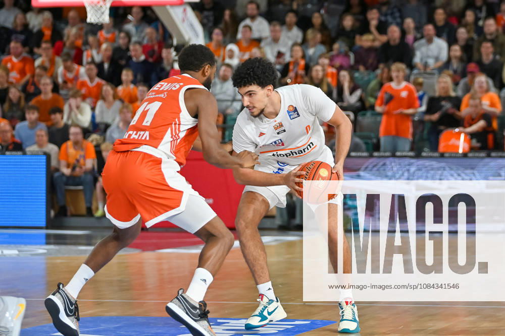 Adam Atamna (ratiopharm Ulm, 00) am Ball gegen Matt Lewis (RASTA Vechta, 10) RASTA Vechta vs. ratiopharm Ulm, easyCredit Basketball Bundesliga, 5. Spieltag, Saison 2026 2027, 10.10.2026, RASTA Vechta vs. ratiopharm Ulm, easyCredit Basketball Bundesliga, 5. Spieltag, Saison 2026 2027, 10.10.2026 Vechta