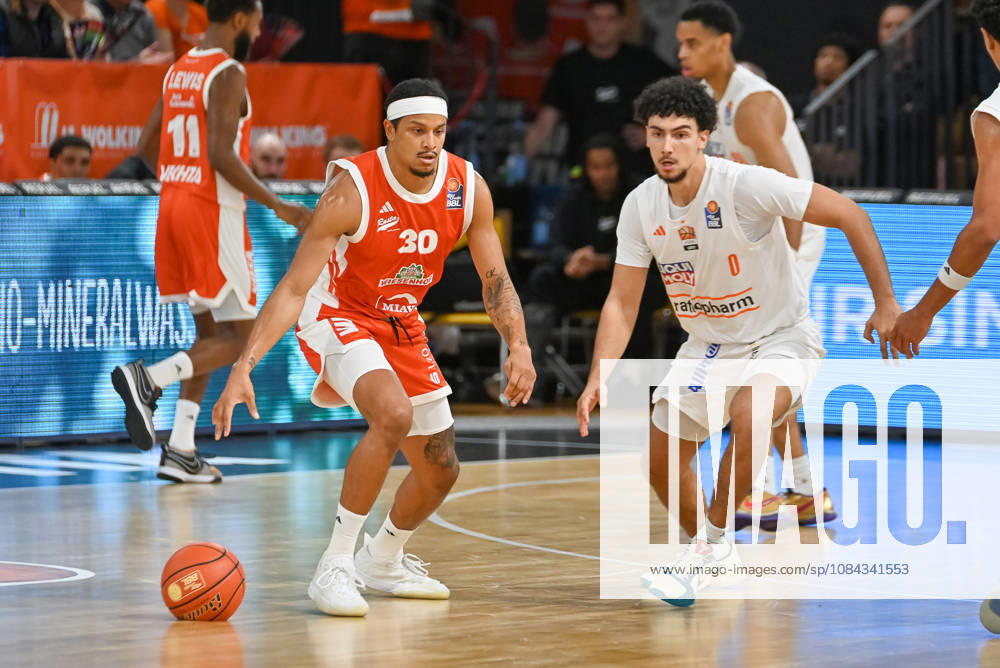 Nelson Weidemann (RASTA Vechta, 30) am Ball gegen Adam Atamna (ratiopharm Ulm, 00) RASTA Vechta vs. ratiopharm Ulm, easyCredit Basketball Bundesliga, 5. Spieltag, Saison 2026 2027, 10.10.2026, RASTA Vechta vs. ratiopharm Ulm, easyCredit Basketball Bundesliga, 5. Spieltag, Saison 2026 2027, 10.10.2026 Vechta
