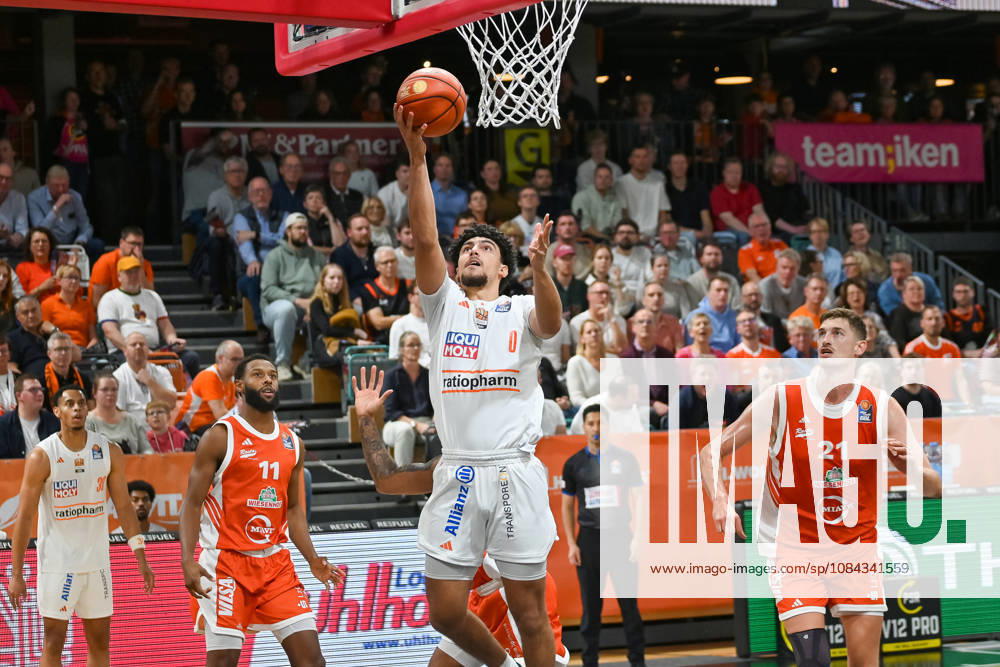 Adam Atamna (ratiopharm Ulm, 00) erzielt einen Korb RASTA Vechta vs. ratiopharm Ulm, easyCredit Basketball Bundesliga, 5. Spieltag, Saison 2026 2027, 10.10.2026, RASTA Vechta vs. ratiopharm Ulm, easyCredit Basketball Bundesliga, 5. Spieltag, Saison 2026 2027, 10.10.2026 Vechta
