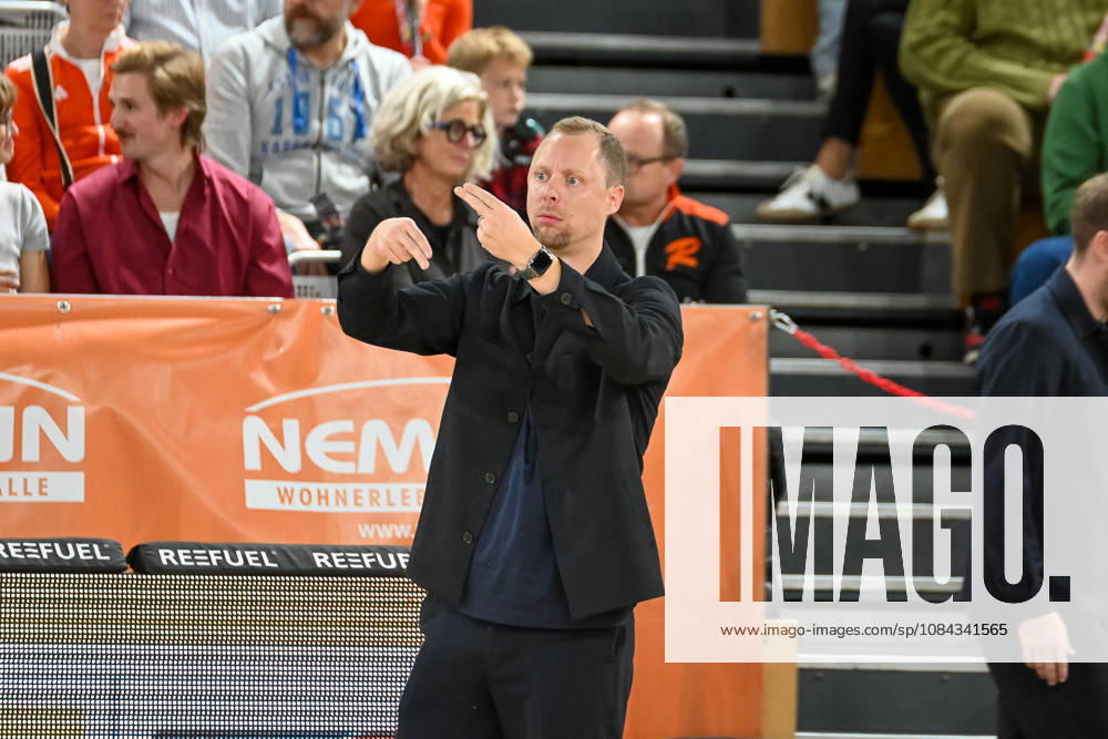 Christian Held (RASTA Vechta, Coach) moniert einen Schrittfehler RASTA Vechta vs. ratiopharm Ulm, easyCredit Basketball Bundesliga, 5. Spieltag, Saison 2026 2027, 10.10.2026, RASTA Vechta vs. ratiopharm Ulm, easyCredit Basketball Bundesliga, 5. Spieltag, Saison 2026 2027, 10.10.2026 Vechta