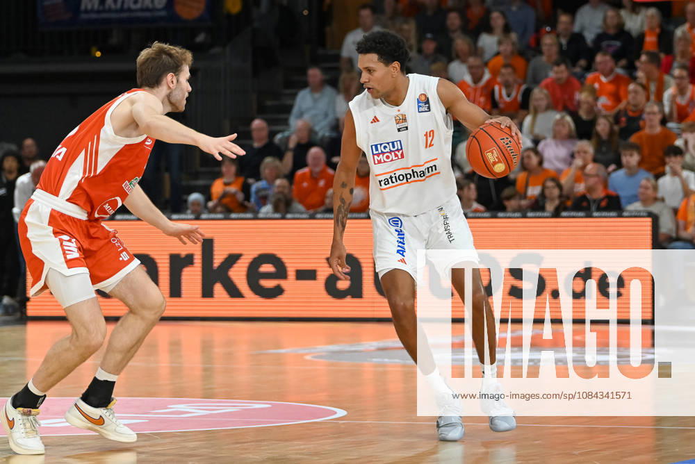 Michael Rataj (ratiopharm Ulm, 12) am Ball gegen Linus Trettin (RASTA Vechta, 15) RASTA Vechta vs. ratiopharm Ulm, easyCredit Basketball Bundesliga, 5. Spieltag, Saison 2026 2027, 10.10.2026, RASTA Vechta vs. ratiopharm Ulm, easyCredit Basketball Bundesliga, 5. Spieltag, Saison 2026 2027, 10.10.2026 Vechta