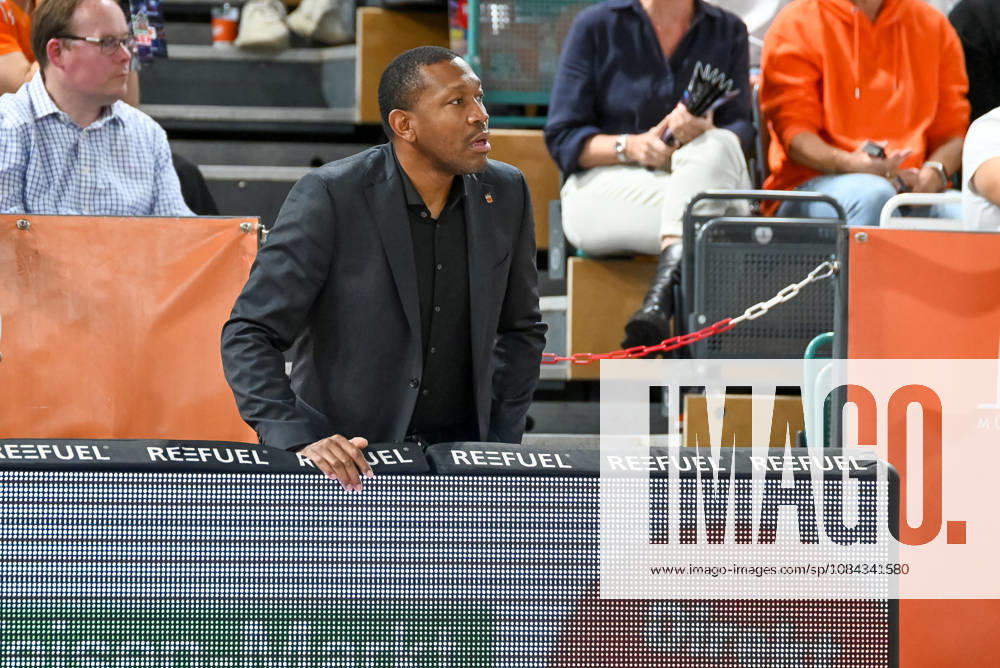 Tyron McCoy (ratiopharm Ulm, Assistant Coach) RASTA Vechta vs. ratiopharm Ulm, easyCredit Basketball Bundesliga, 5. Spieltag, Saison 2026 2027, 10.10.2026, RASTA Vechta vs. ratiopharm Ulm, easyCredit Basketball Bundesliga, 5. Spieltag, Saison 2026 2027, 10.10.2026 Vechta