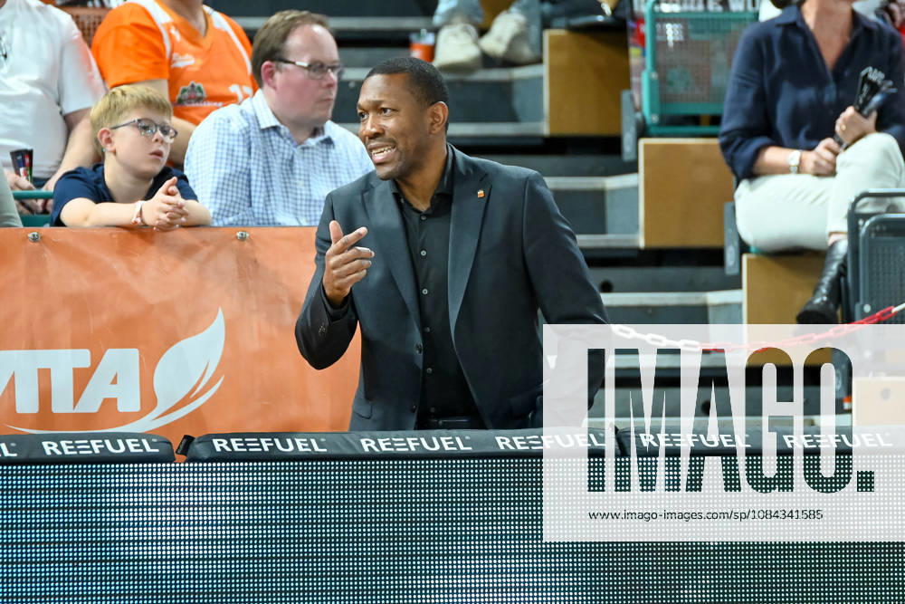 Tyron McCoy (ratiopharm Ulm, Assistant Coach) spricht und gestikuliert RASTA Vechta vs. ratiopharm Ulm, easyCredit Basketball Bundesliga, 5. Spieltag, Saison 2026 2027, 10.10.2026, RASTA Vechta vs. ratiopharm Ulm, easyCredit Basketball Bundesliga, 5. Spieltag, Saison 2026 2027, 10.10.2026 Vechta