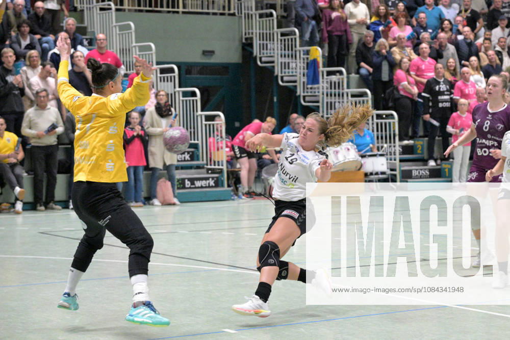 Zoe Sprengers (SCM Ramnicu Valcea, 19) beim Torwurf gegen Sara Suba (TusSies Metzingen, 77) im Tor TusSies Metzingen vs. SCM Ramnicu Valcea, Handball, EHF, Europa Leauge Qualifikation Rueckspiel, Saison 2026 2027, 10.10.2026 TusSies Metzingen vs. SCM Ramnicu Valcea, Handball, EHF, Europa Leauge Qualifikation Rueckspiel, Saison 2026 2027, 10.10.2026 Metzingen