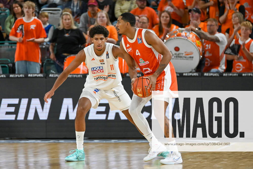 Armaan Franklin (RASTA Vechta, 04) am Ball gegen Meissa Faye (ratiopharm Ulm, 11) RASTA Vechta vs. ratiopharm Ulm, easyCredit Basketball Bundesliga, 5. Spieltag, Saison 2026 2027, 10.10.2026, RASTA Vechta vs. ratiopharm Ulm, easyCredit Basketball Bundesliga, 5. Spieltag, Saison 2026 2027, 10.10.2026 Vechta