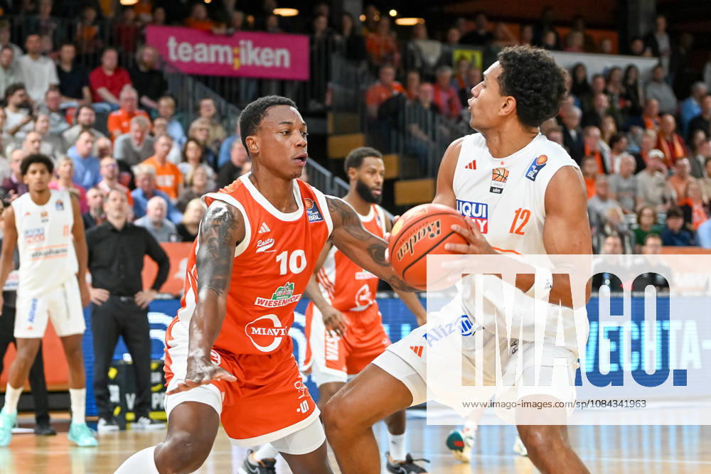 Michael Rataj (ratiopharm Ulm, 12) am Ball gegen Justin Edler-Davies (RASTA Vechta, 10) RASTA Vechta vs. ratiopharm Ulm, easyCredit Basketball Bundesliga, 5. Spieltag, Saison 2026 2027, 10.10.2026, RASTA Vechta vs. ratiopharm Ulm, easyCredit Basketball Bundesliga, 5. Spieltag, Saison 2026 2027, 10.10.2026 Vechta