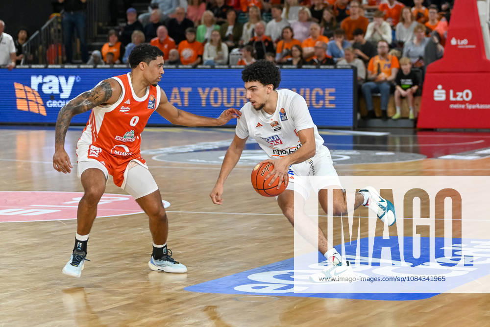 Adam Atamna (ratiopharm Ulm, 00) am Ball gegen Dmitrik Trice (RASTA Vechta, 00) RASTA Vechta vs. ratiopharm Ulm, easyCredit Basketball Bundesliga, 5. Spieltag, Saison 2026 2027, 10.10.2026, RASTA Vechta vs. ratiopharm Ulm, easyCredit Basketball Bundesliga, 5. Spieltag, Saison 2026 2027, 10.10.2026 Vechta