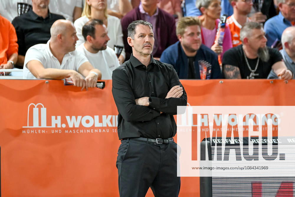Ty Harrelson (ratiopharm Ulm, Coach) schaut auf das Spielfeld RASTA Vechta vs. ratiopharm Ulm, easyCredit Basketball Bundesliga, 5. Spieltag, Saison 2026 2027, 10.10.2026, RASTA Vechta vs. ratiopharm Ulm, easyCredit Basketball Bundesliga, 5. Spieltag, Saison 2026 2027, 10.10.2026 Vechta