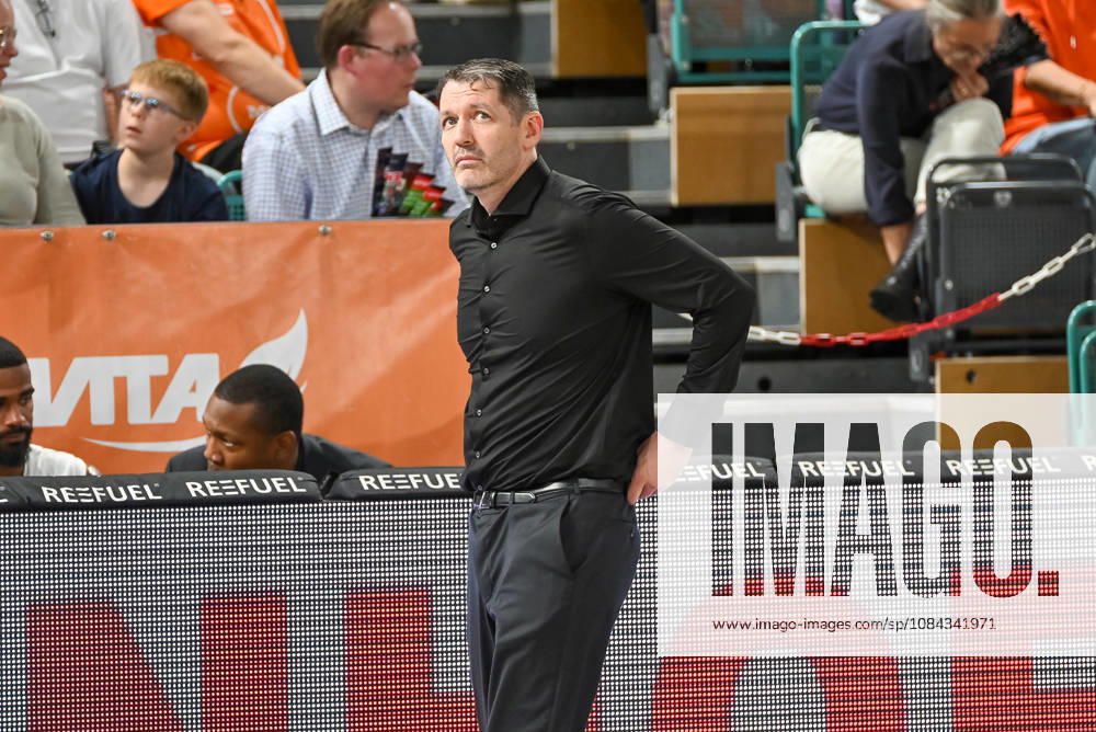 Ty Harrelson (ratiopharm Ulm, Coach) blickt skeptisch auf die Anzeigentafel RASTA Vechta vs. ratiopharm Ulm, easyCredit Basketball Bundesliga, 5. Spieltag, Saison 2026 2027, 10.10.2026, RASTA Vechta vs. ratiopharm Ulm, easyCredit Basketball Bundesliga, 5. Spieltag, Saison 2026 2027, 10.10.2026 Vechta
