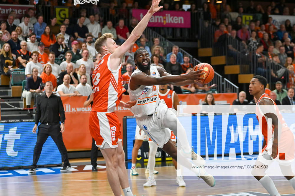 Oluwasimisola Shittu (ratioparhm Ulm, 45) am Ball gegen Lars Thiemann (RASTA Vechta, 23) RASTA Vechta vs. ratiopharm Ulm, easyCredit Basketball Bundesliga, 5. Spieltag, Saison 2026 2027, 10.10.2026, RASTA Vechta vs. ratiopharm Ulm, easyCredit Basketball Bundesliga, 5. Spieltag, Saison 2026 2027, 10.10.2026 Vechta