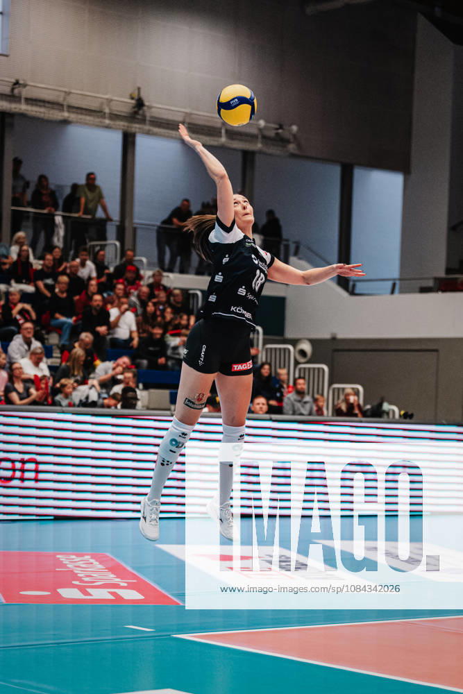Im Bild: Aufschlag Sarah Straube (18, Dresdner SC) 10.10.2026, Dresdner SC - Allianz MTV Stuttgart, DEKRA 1. Bundesliga Frauen, Volleyball, Deutschland, Dresden, Cyberport Arena