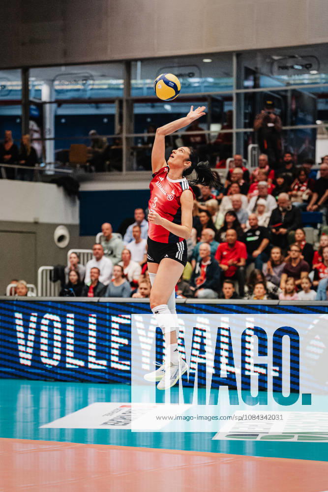 Im Bild: Aufschlag Jasmine Gross (3, MTV Stuttgart) 10.10.2026, Dresdner SC - Allianz MTV Stuttgart, DEKRA 1. Bundesliga Frauen, Volleyball, Deutschland, Dresden, Cyberport Arena